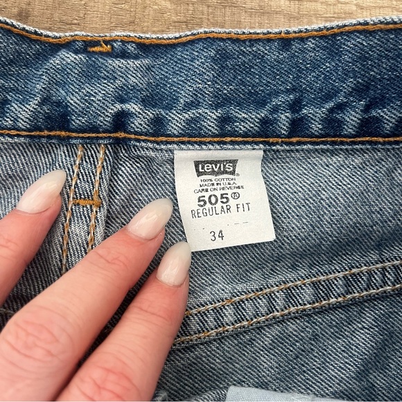 Vintage Levi’s Medium Wash 505 Distressed Shorts - Picture 5 of 5